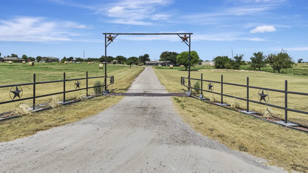 2561 County Road 248 Valley View, TX 76272