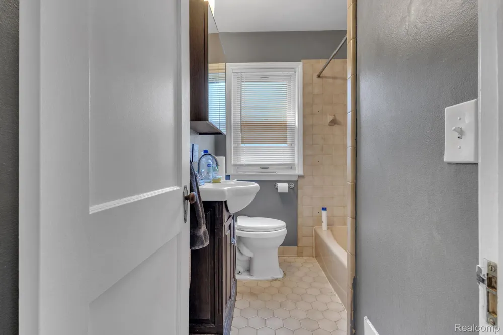 2129 Geneva Street Dearborn City, MI 48124