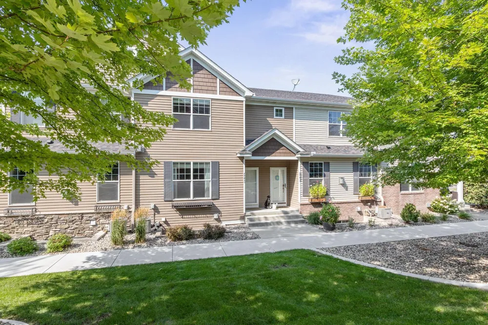 7745 Madelyn Creek Drive Victoria, MN 55386
