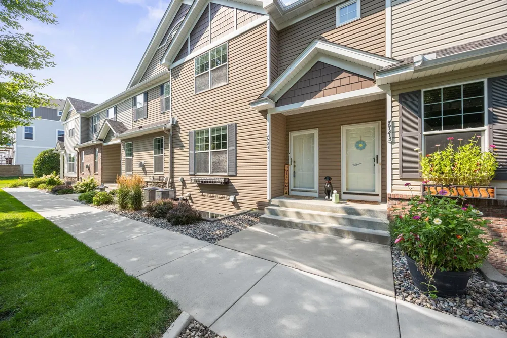 7745 Madelyn Creek Drive Victoria, MN 55386