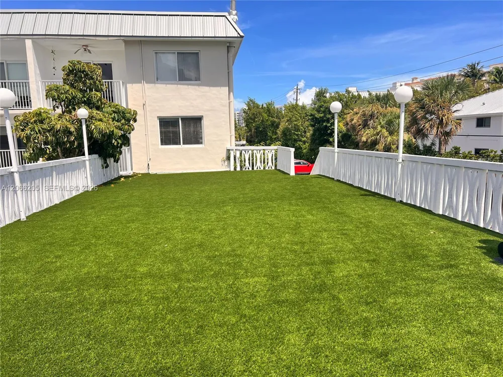 240 Galen Dr #302 Key Biscayne, FL 33149