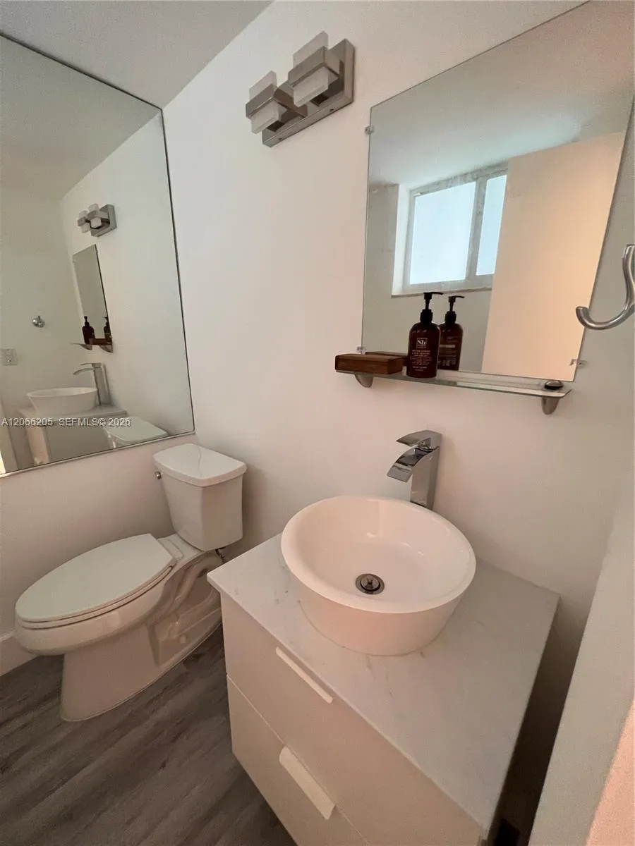 240 Galen Dr #302 Key Biscayne, FL 33149