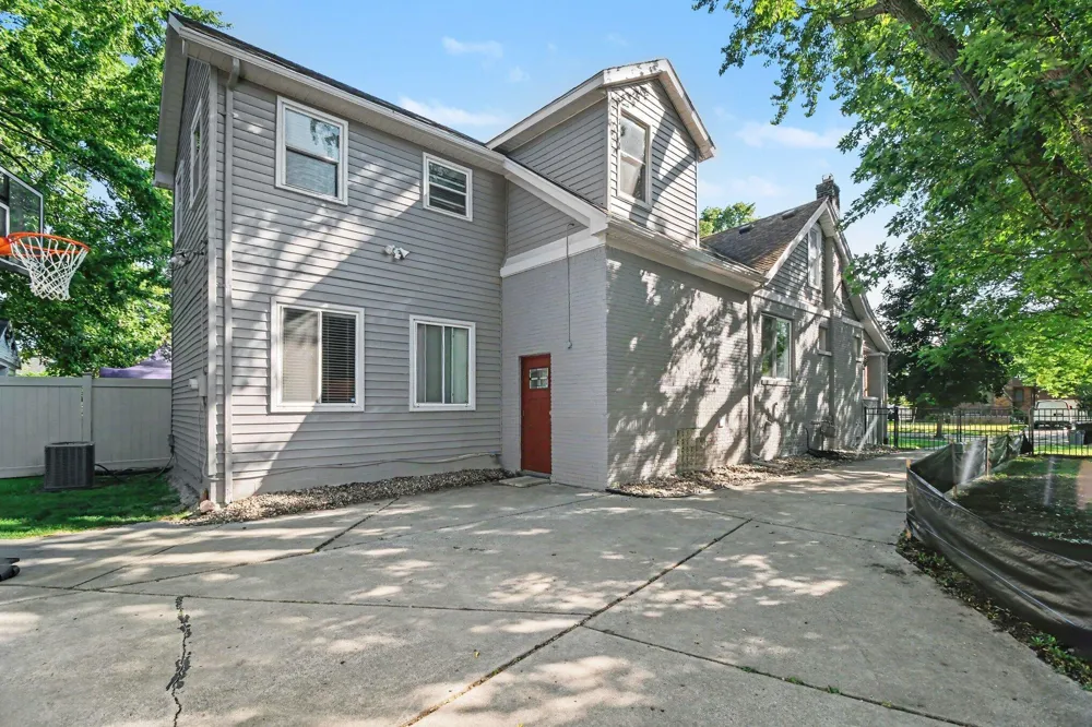 907 University Place Grosse Pointe City, MI 48230