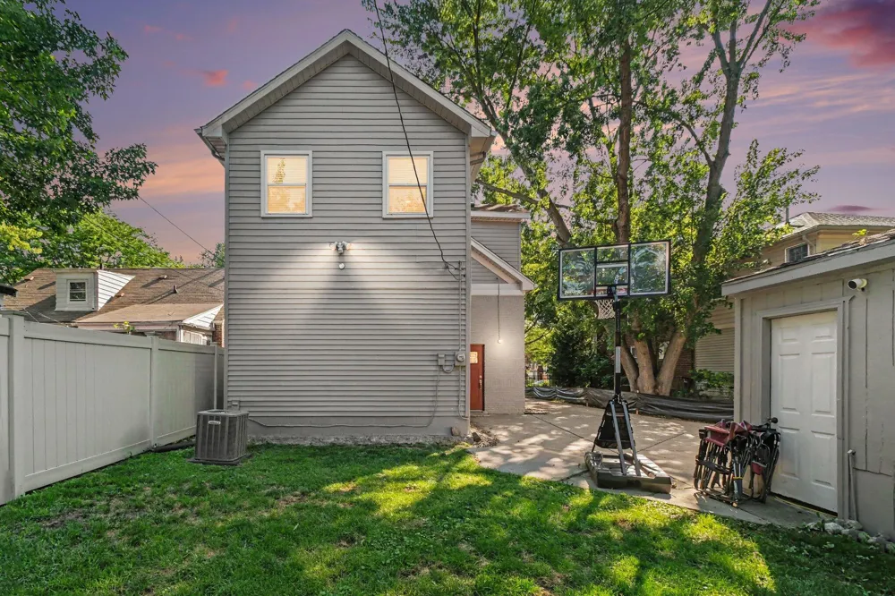 907 University Place Grosse Pointe City, MI 48230