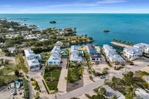 735 50 ST Gulf, Marathon