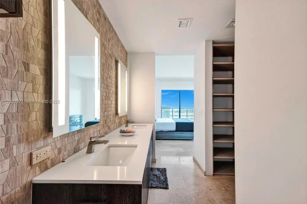 88 SW 7th St #2106 Miami, FL 33130