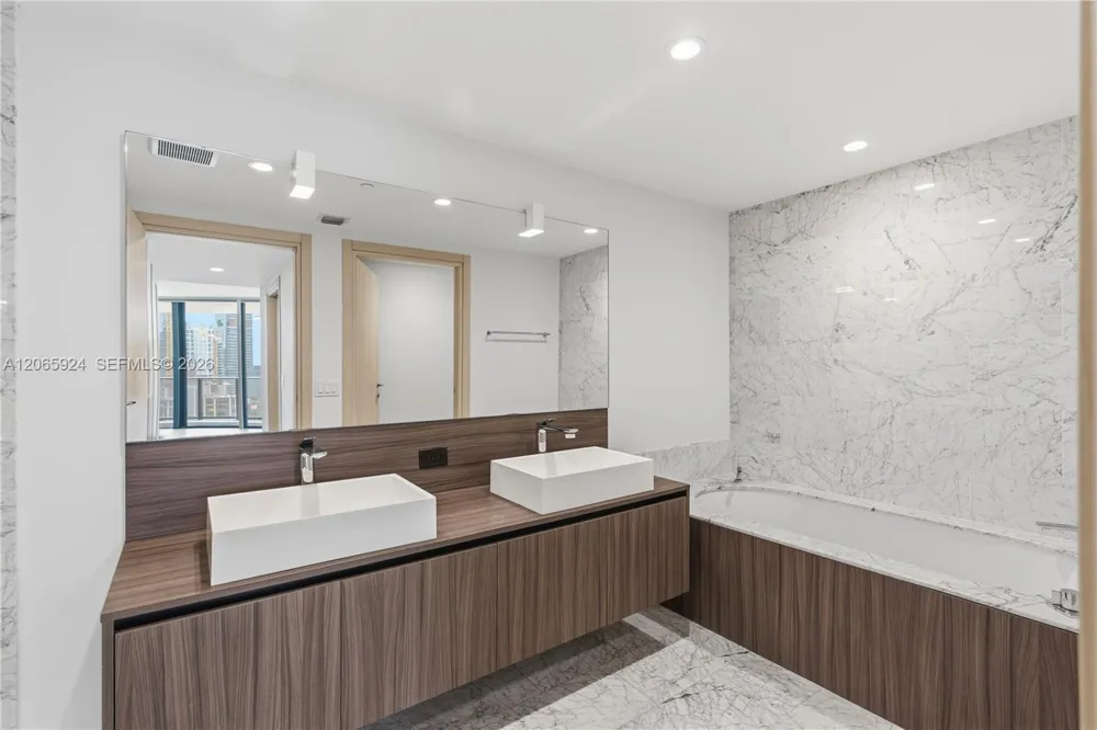 1000 Brickell Plz #1902 Miami, FL 33131