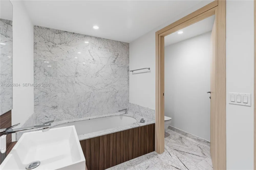 1000 Brickell Plz #1902 Miami, FL 33131