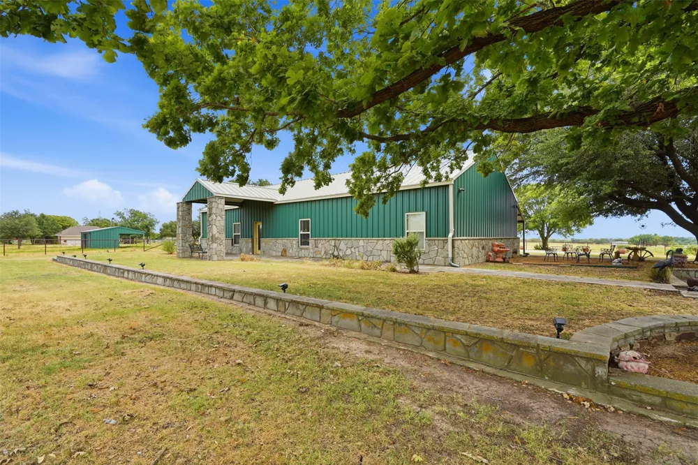 8165 Jackson Road Krum, TX 76249