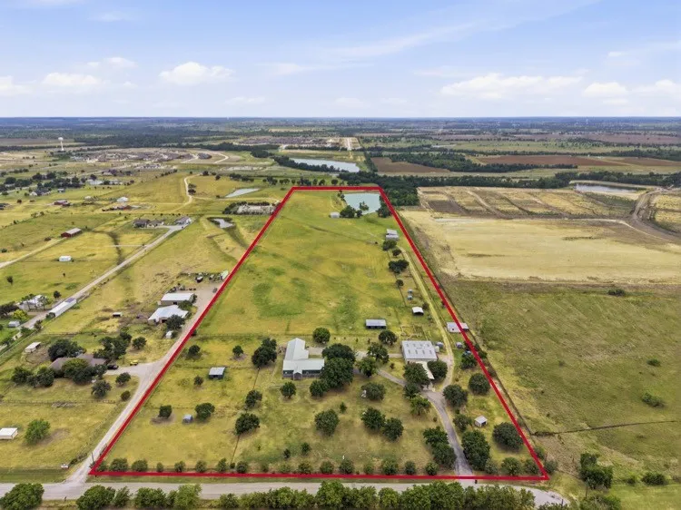 8165 Jackson Road Krum, TX 76249