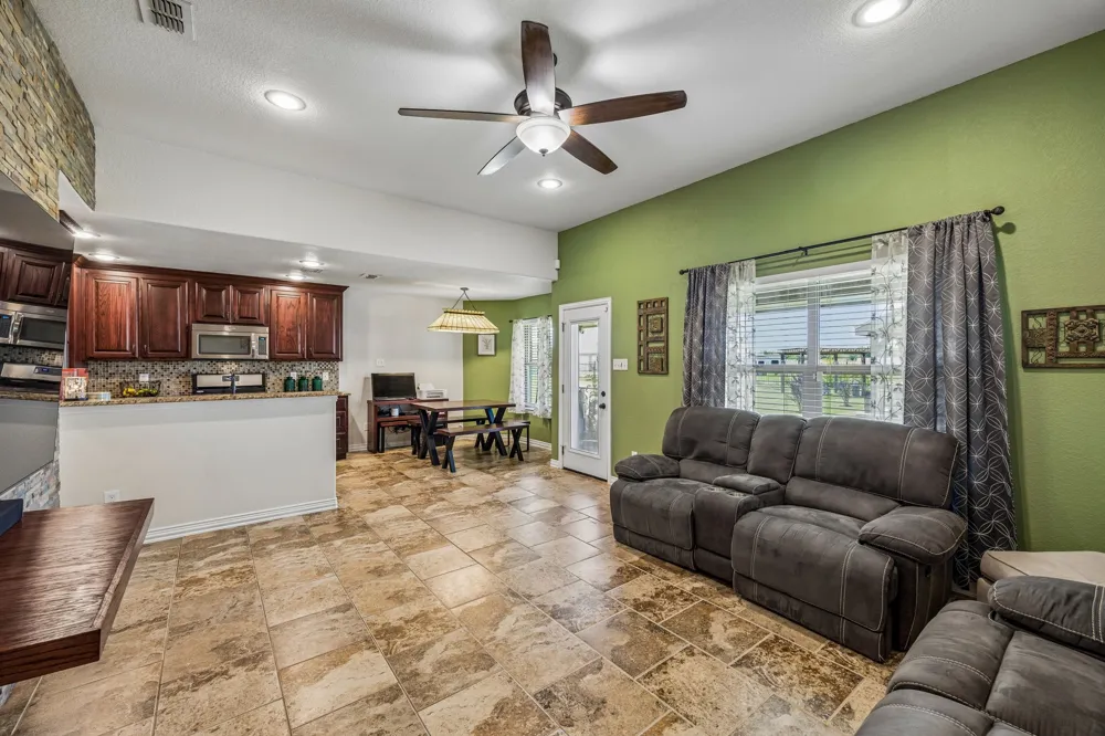 206 King George Way Ponder, TX 76259