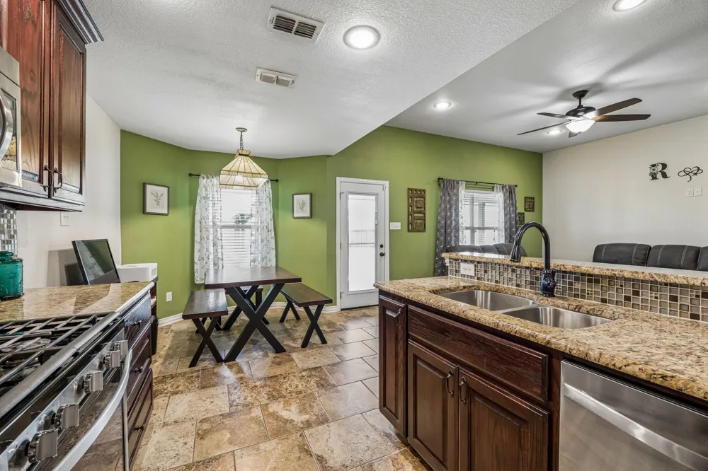 206 King George Way Ponder, TX 76259