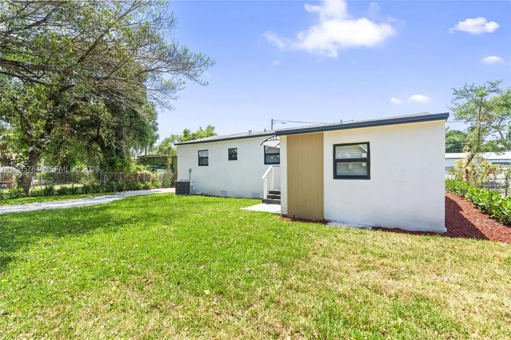 1121 NW 57th St Miami, FL 33127
