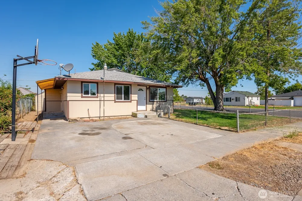 2104 W Spruce Street Moses Lake, WA 98837