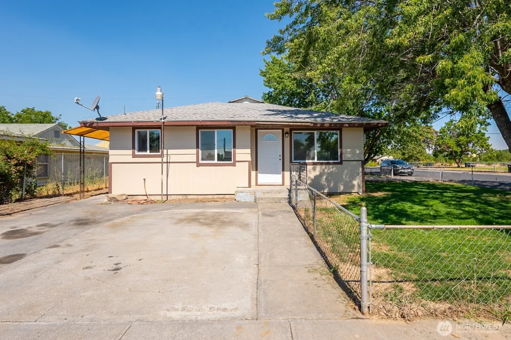 2104 W Spruce Street Moses Lake, WA 98837