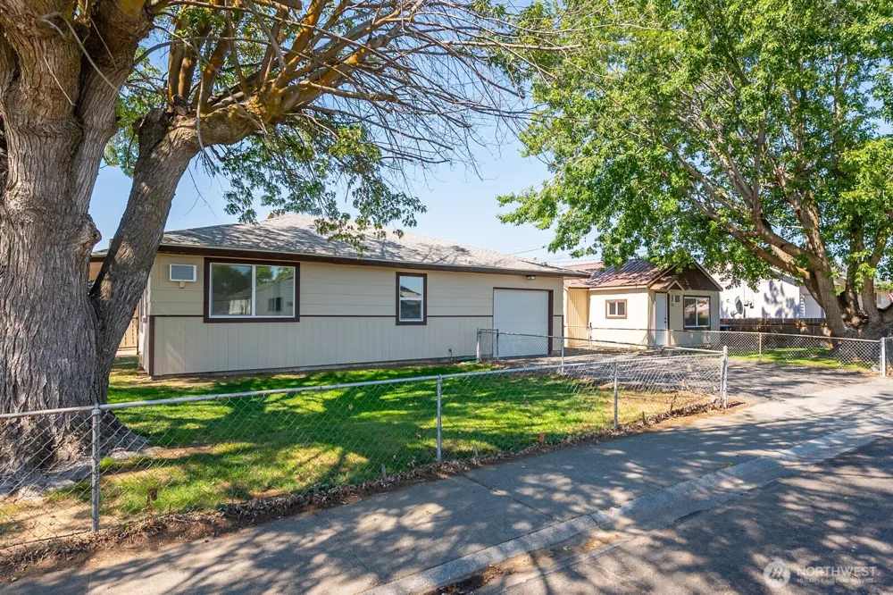 2104 W Spruce Street Moses Lake, WA 98837