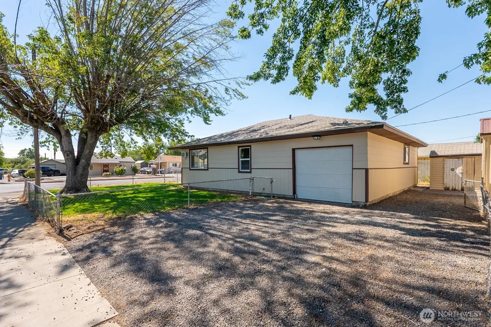 2104 W Spruce Street Moses Lake, WA 98837