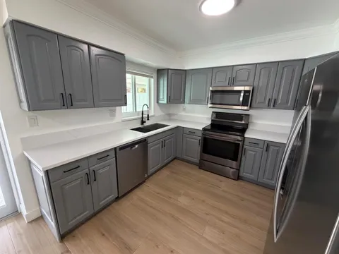 498 W CONFERENCE DRIVE