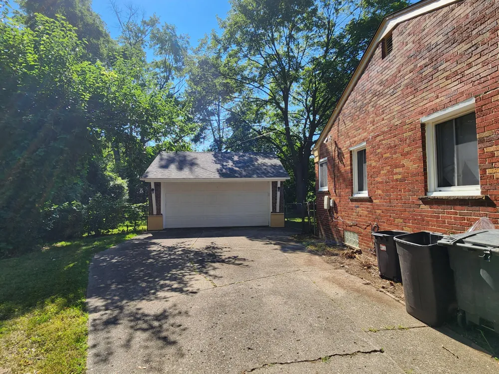 24180 Kipling Street Oak Park City, MI 48237