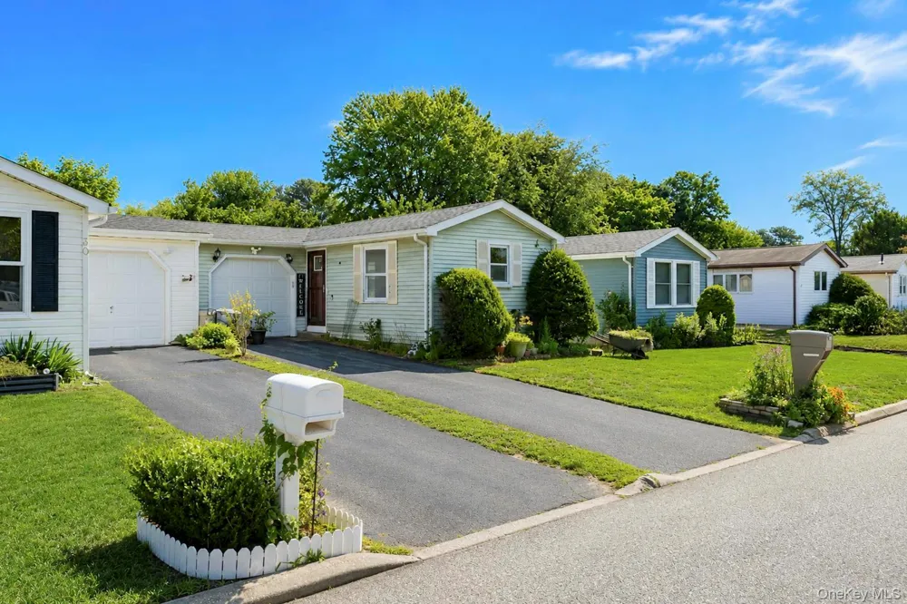 28 Greenwood Boulevard Manorville, NY 11949