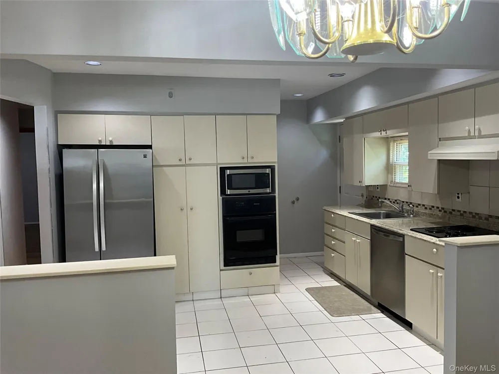 195 Central Park Road Plainview, NY 11803