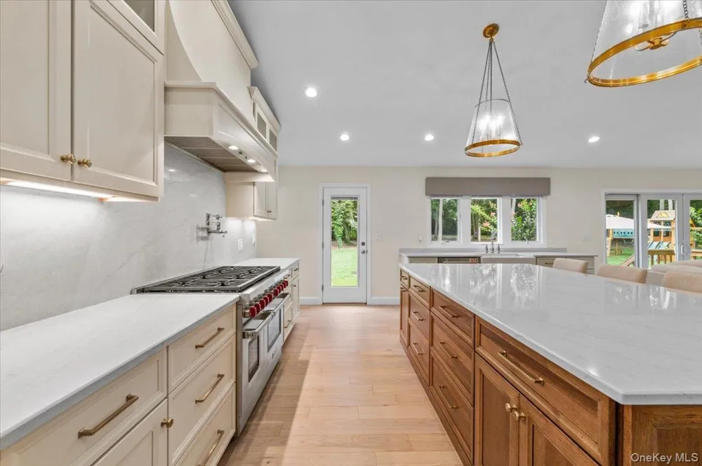 23 Overlook Drive Laurel Hollow, NY 11791
