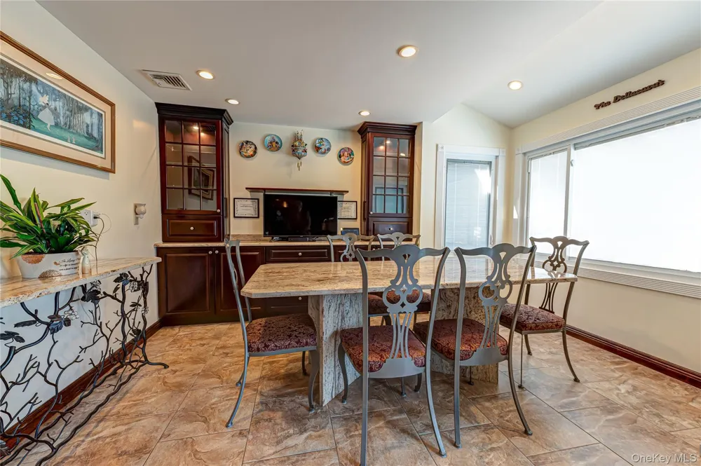 718 Farmers Avenue Bellmore, NY 11710