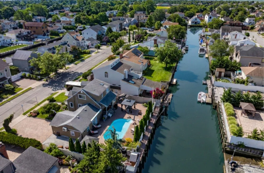 718 Farmers Avenue Bellmore, NY 11710