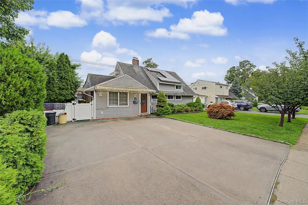 210 Spindle Road Hicksville, NY 11801