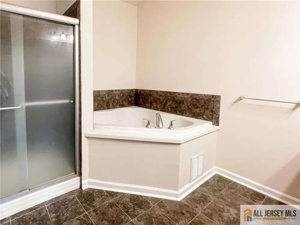 105 Regency Place Woodbridge Proper, NJ 07095
