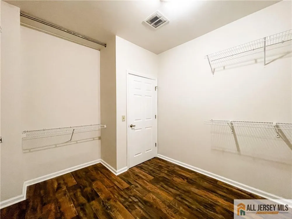 105 Regency Place Woodbridge Proper, NJ 07095