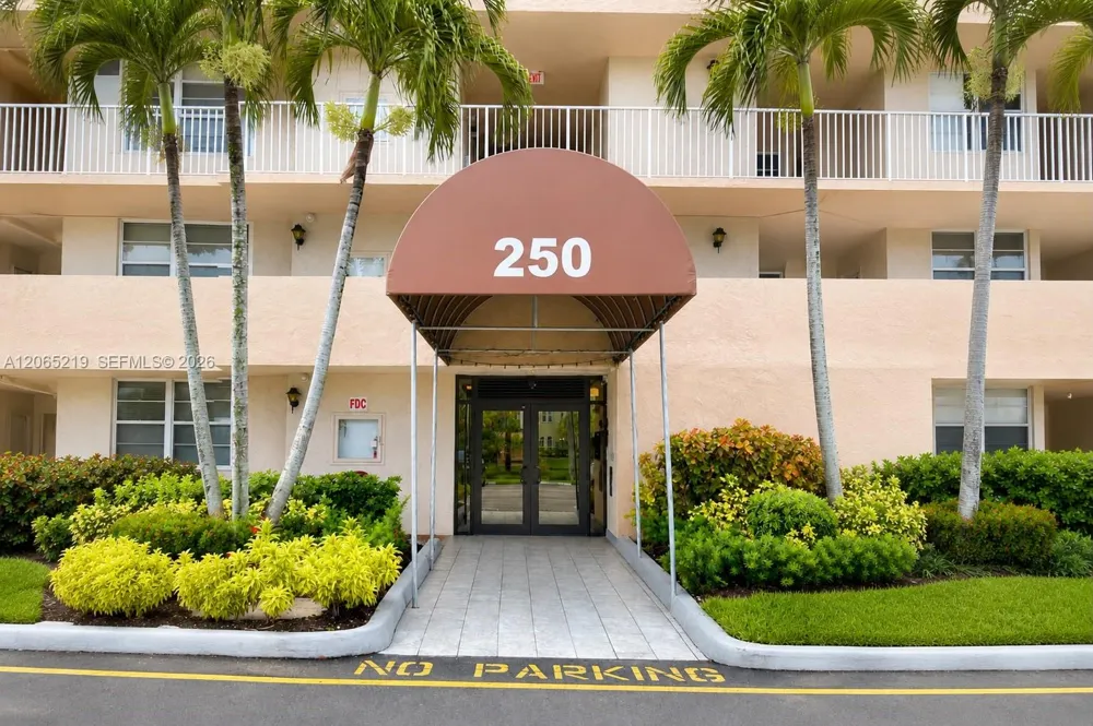 250 Jacaranda Dr #805 Plantation, FL 33324