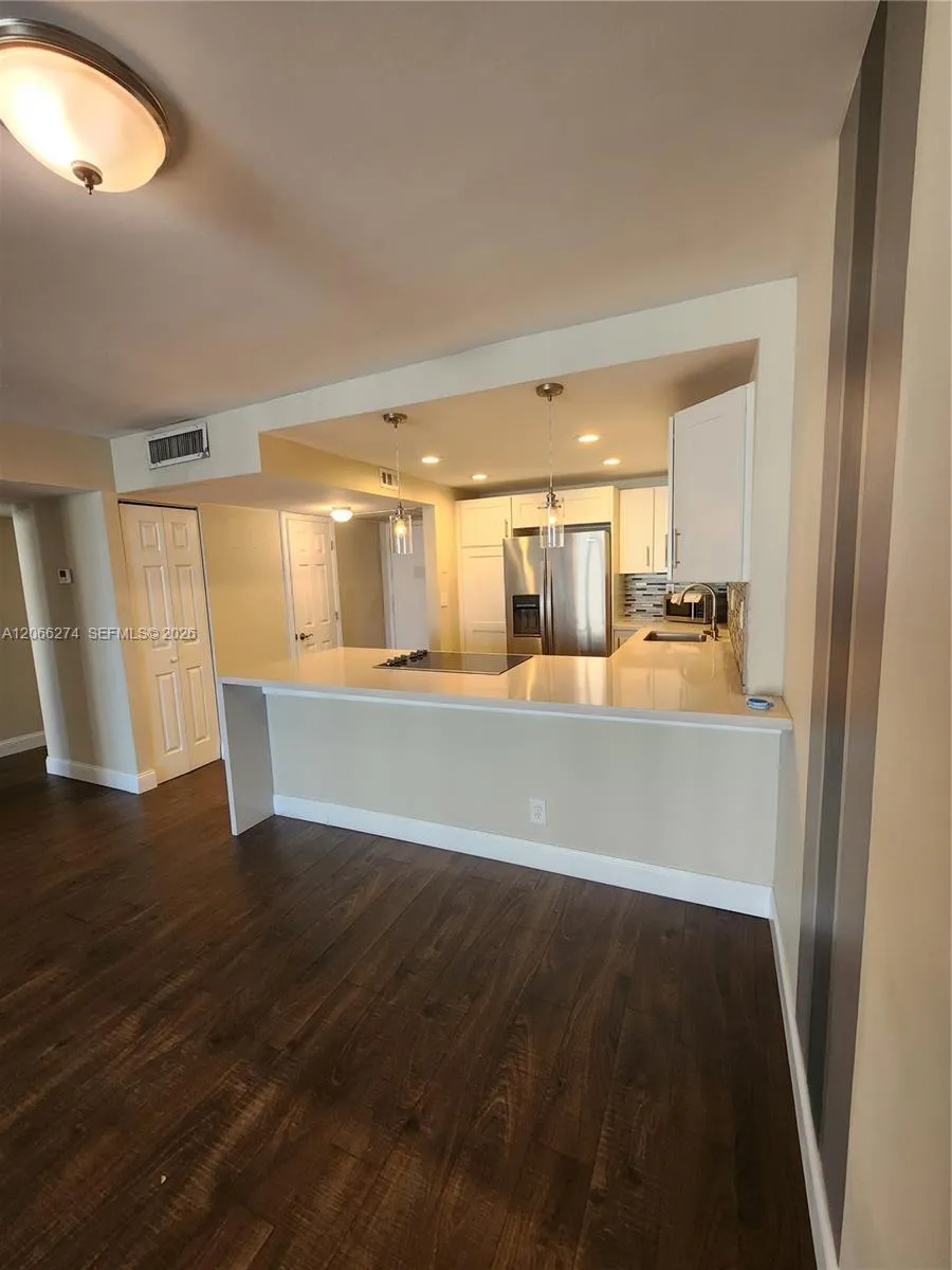1000 Parkview Dr #1026 Hallandale Beach, FL 33009