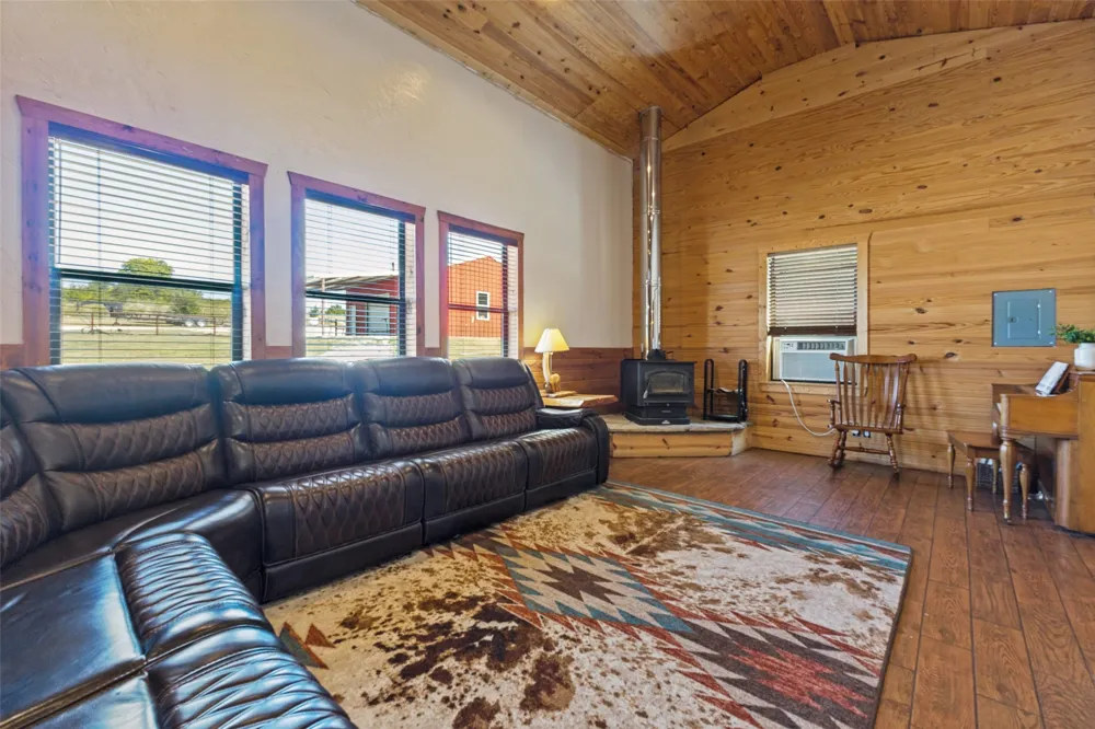 9752 County Road 341 Forestburg, TX 76239