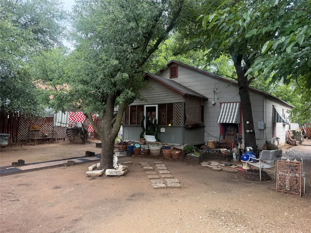 608 E Wichita Street Henrietta, TX 76365