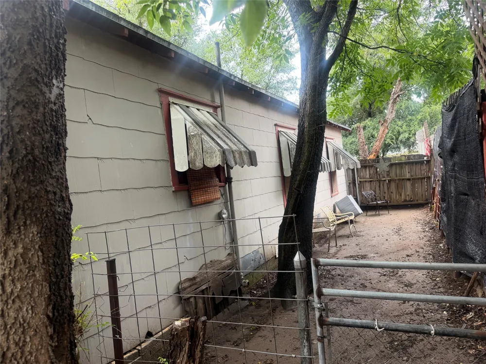608 E Wichita Street Henrietta, TX 76365