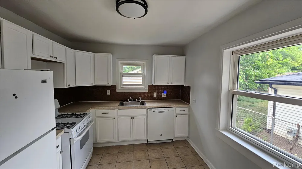 66 W Garfield Avenue Hazel Park City, MI 48030