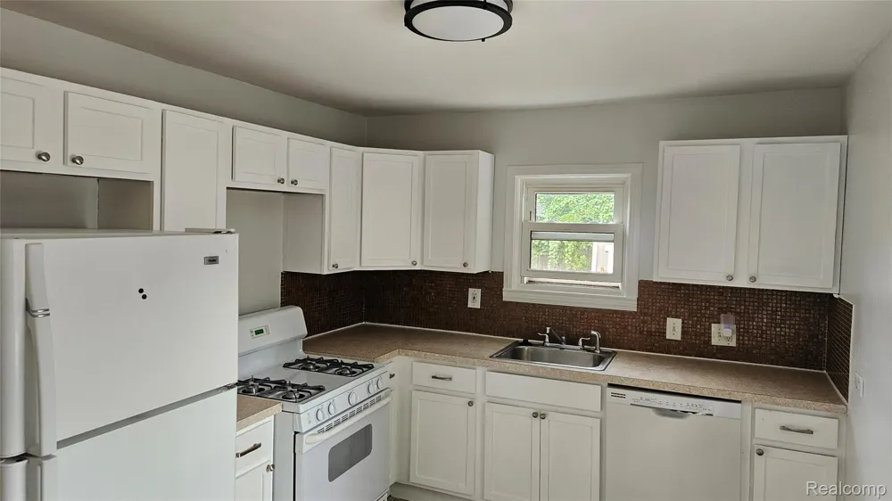 66 W Garfield Avenue Hazel Park City, MI 48030