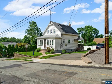 48 Cedarhurst