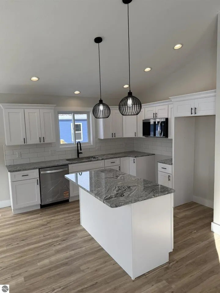 752 Ashland Drive Garfield Charter Township, MI 49696
