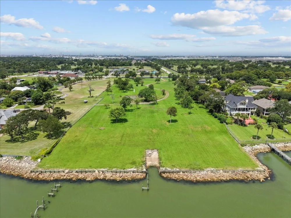 2311 S Broadway La Porte, TX 77571