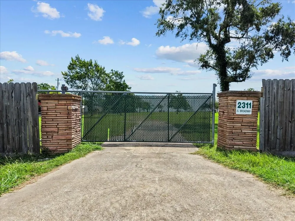 2311 S Broadway La Porte, TX 77571