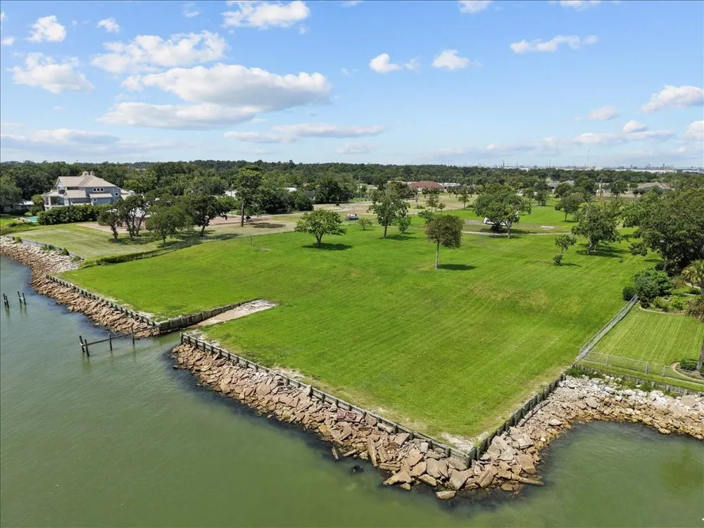 2311 S Broadway La Porte, TX 77571