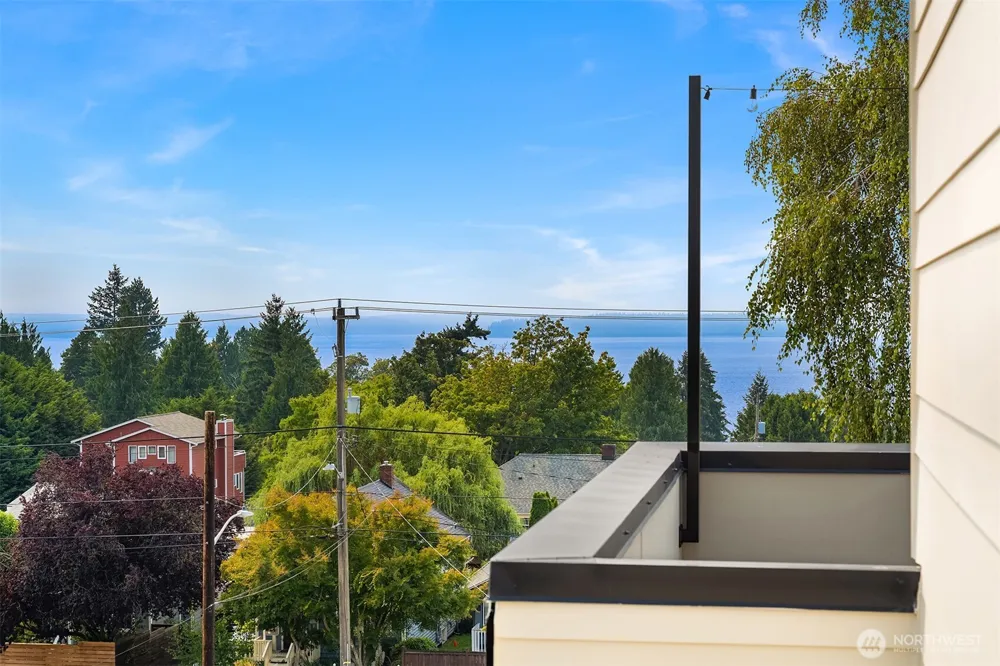 4347 SW Willow Street Seattle, WA 98136