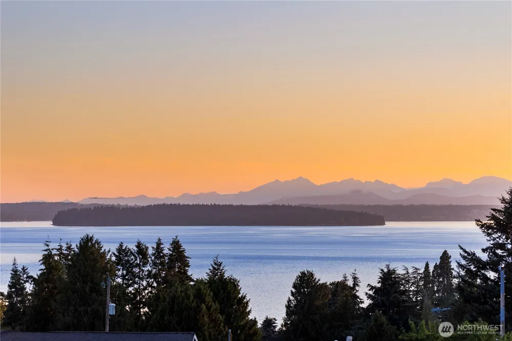 4347 SW Willow Street Seattle, WA 98136