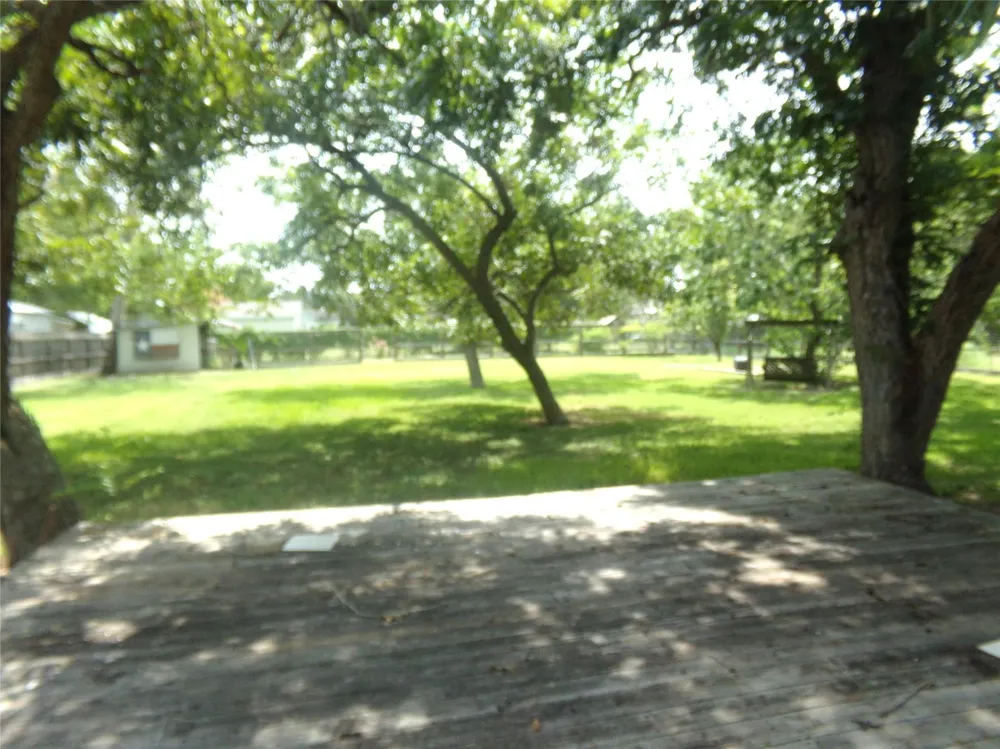 402 Summit Street Weimar, TX 78962