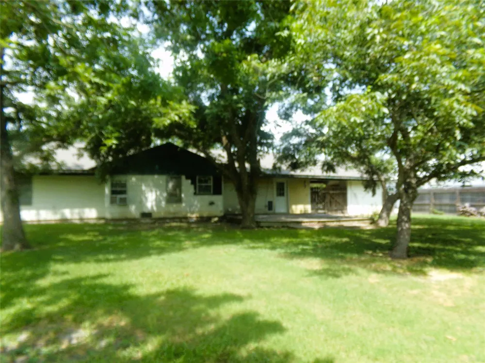 402 Summit Street Weimar, TX 78962