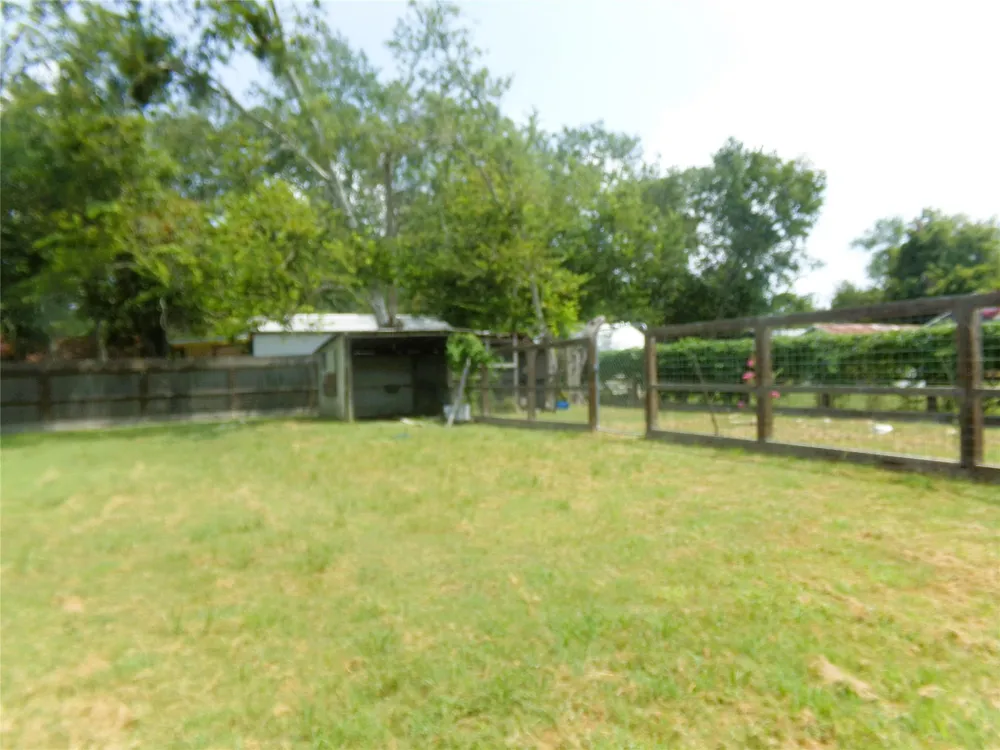 402 Summit Street Weimar, TX 78962