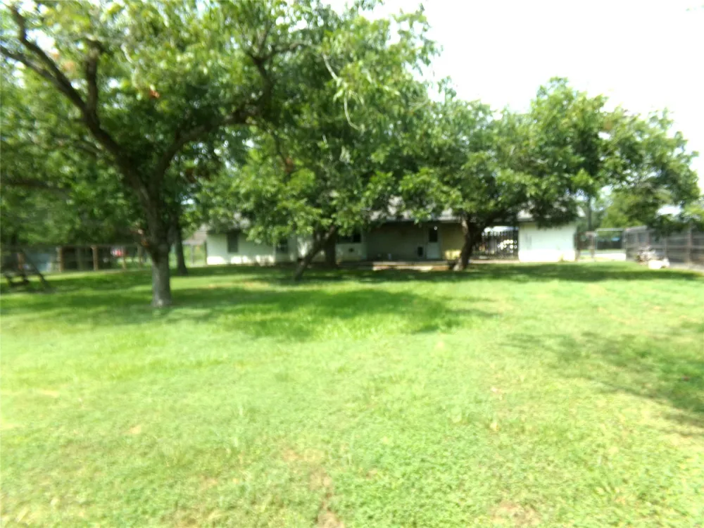 402 Summit Street Weimar, TX 78962