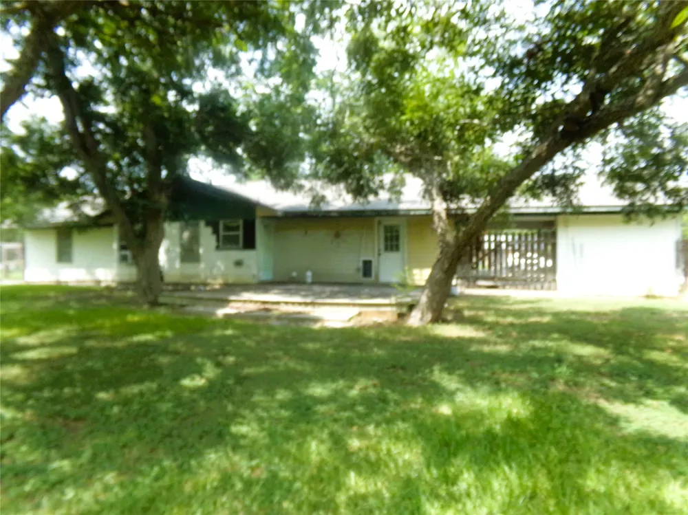 402 Summit Street Weimar, TX 78962